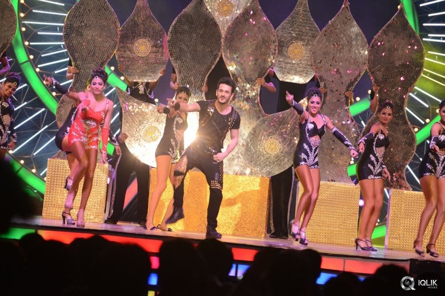 Akhil-Akkineni-Dance-Performance-at-IIFA-Utsavam-2016